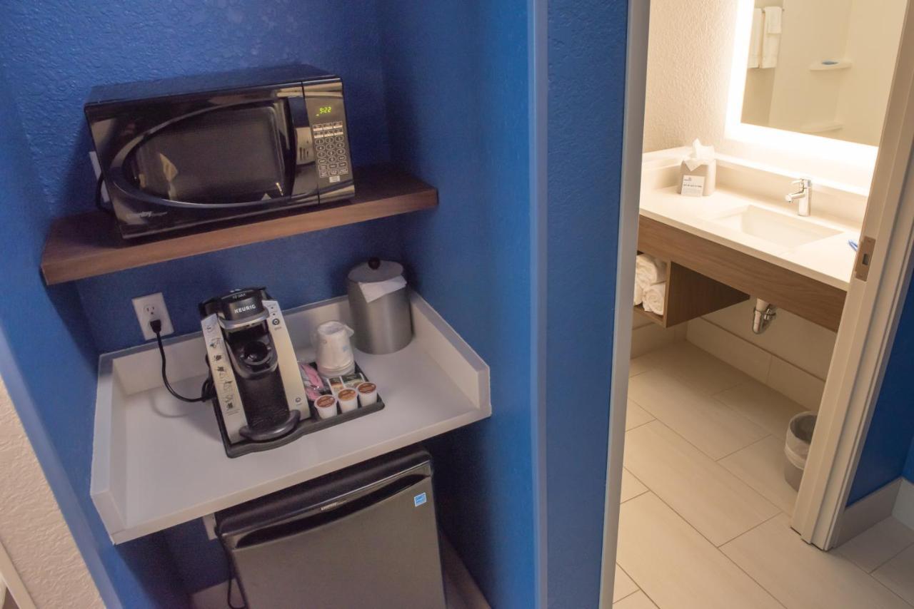 Holiday Inn Express & Suites - Warsaw - E Center By Ihg Εξωτερικό φωτογραφία