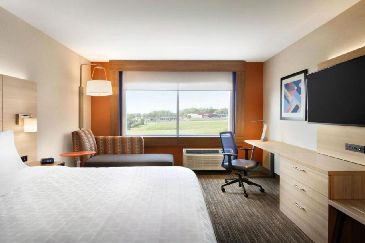 Holiday Inn Express & Suites - Warsaw - E Center By Ihg Εξωτερικό φωτογραφία