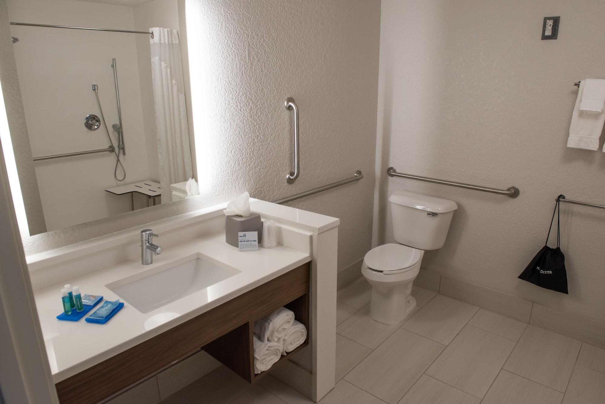 Holiday Inn Express & Suites - Warsaw - E Center By Ihg Εξωτερικό φωτογραφία