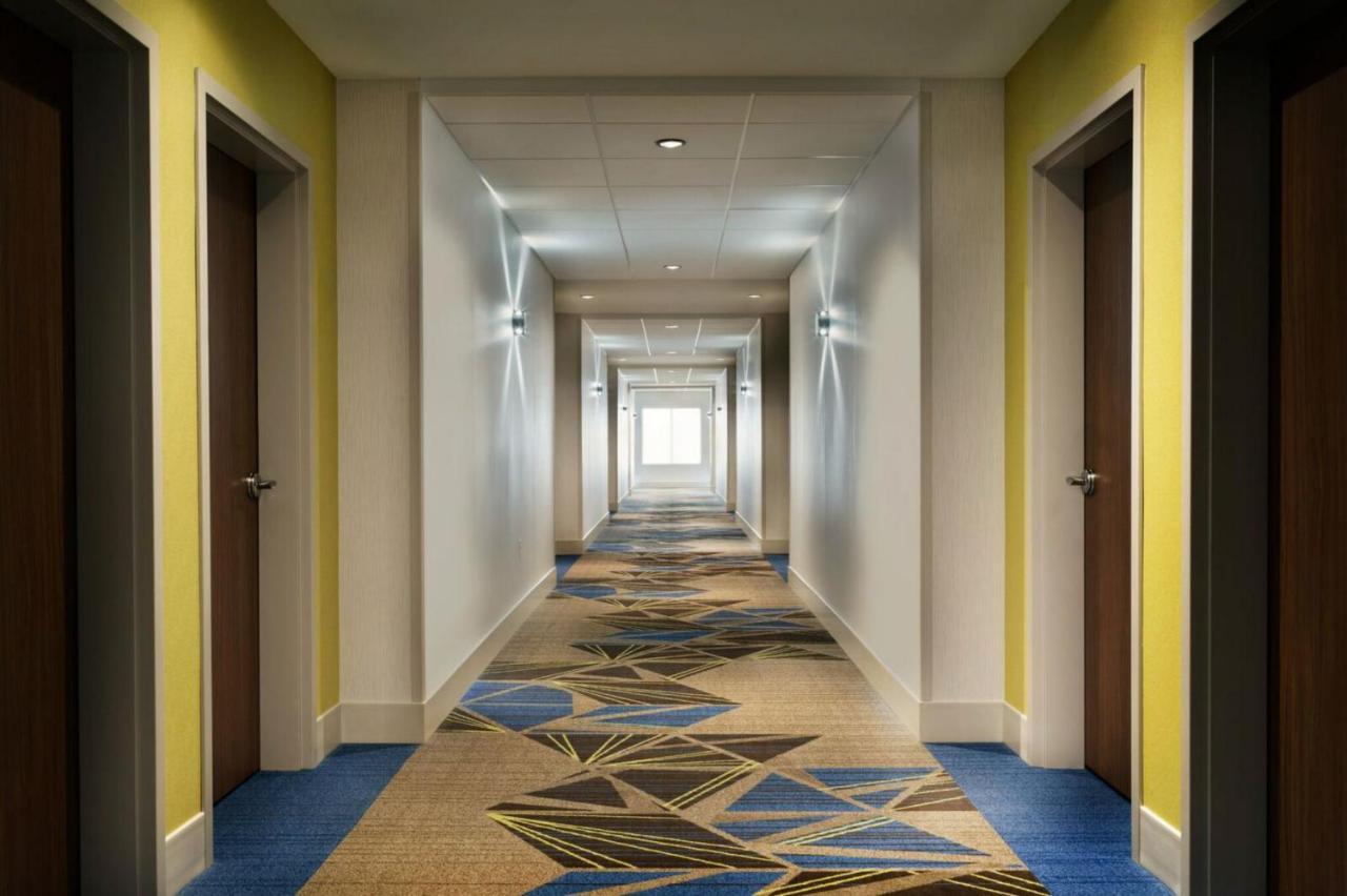 Holiday Inn Express & Suites - Warsaw - E Center By Ihg Εξωτερικό φωτογραφία