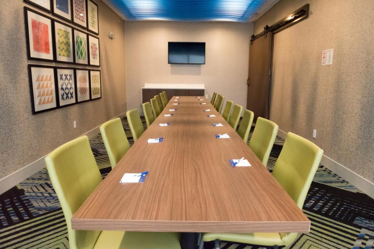 Holiday Inn Express & Suites - Warsaw - E Center By Ihg Εξωτερικό φωτογραφία