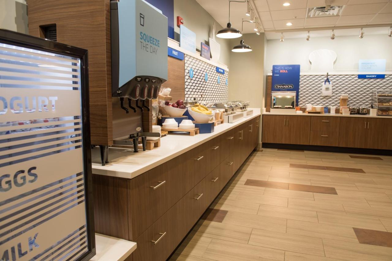 Holiday Inn Express & Suites - Warsaw - E Center By Ihg Εξωτερικό φωτογραφία