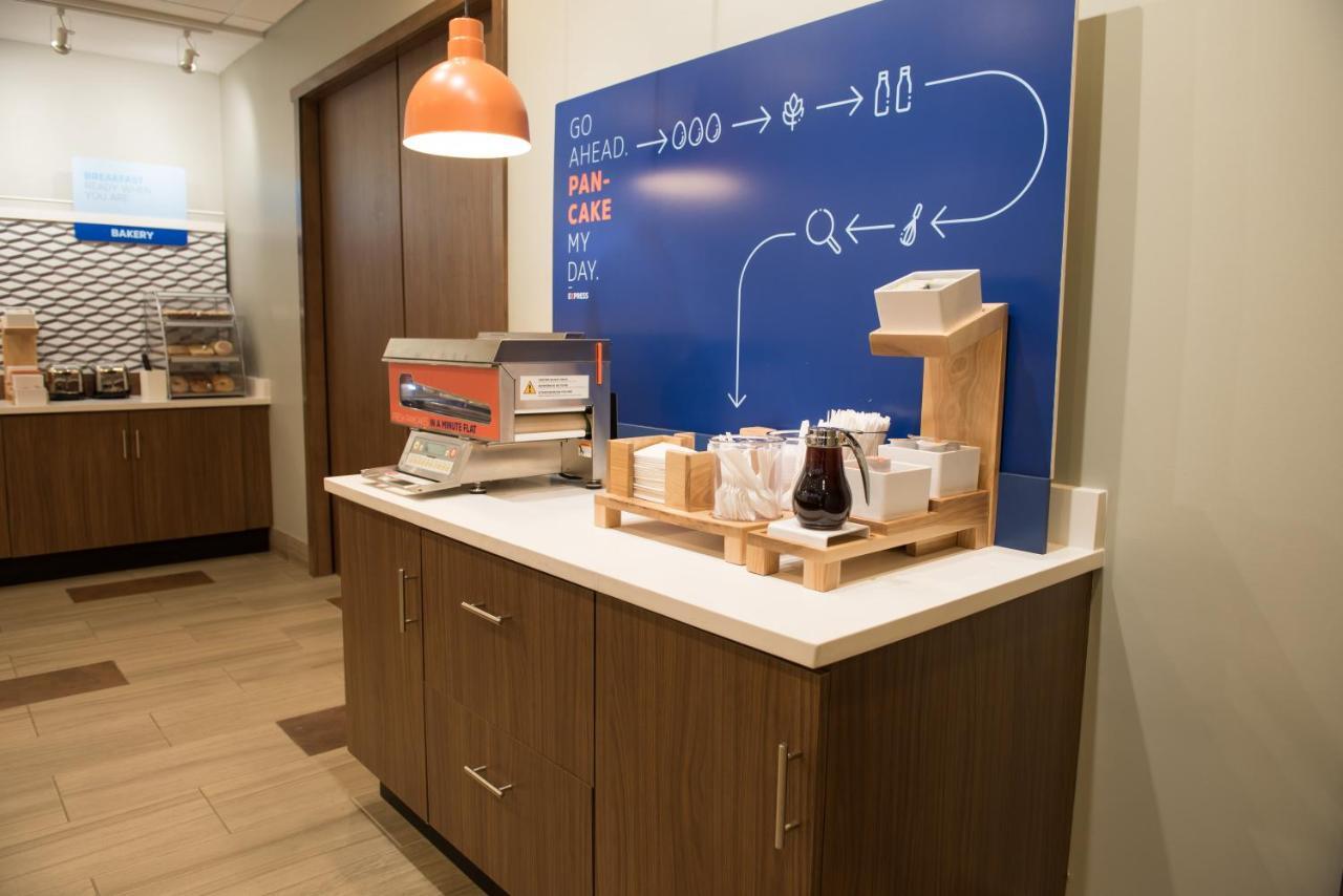 Holiday Inn Express & Suites - Warsaw - E Center By Ihg Εξωτερικό φωτογραφία