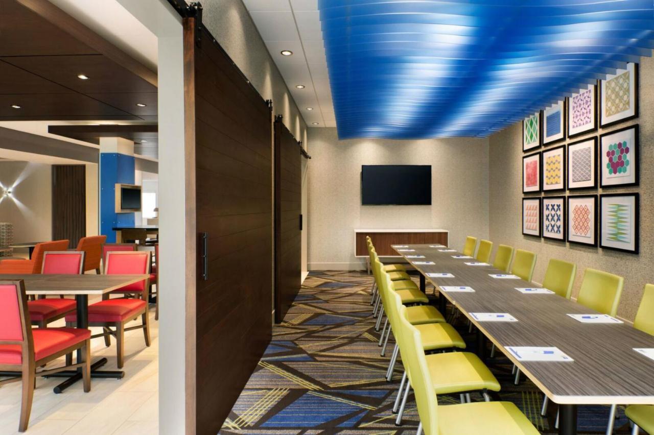 Holiday Inn Express & Suites - Warsaw - E Center By Ihg Εξωτερικό φωτογραφία