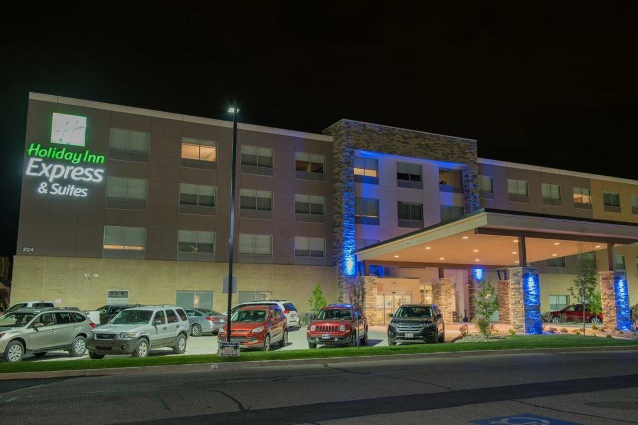 Holiday Inn Express & Suites - Warsaw - E Center By Ihg Εξωτερικό φωτογραφία