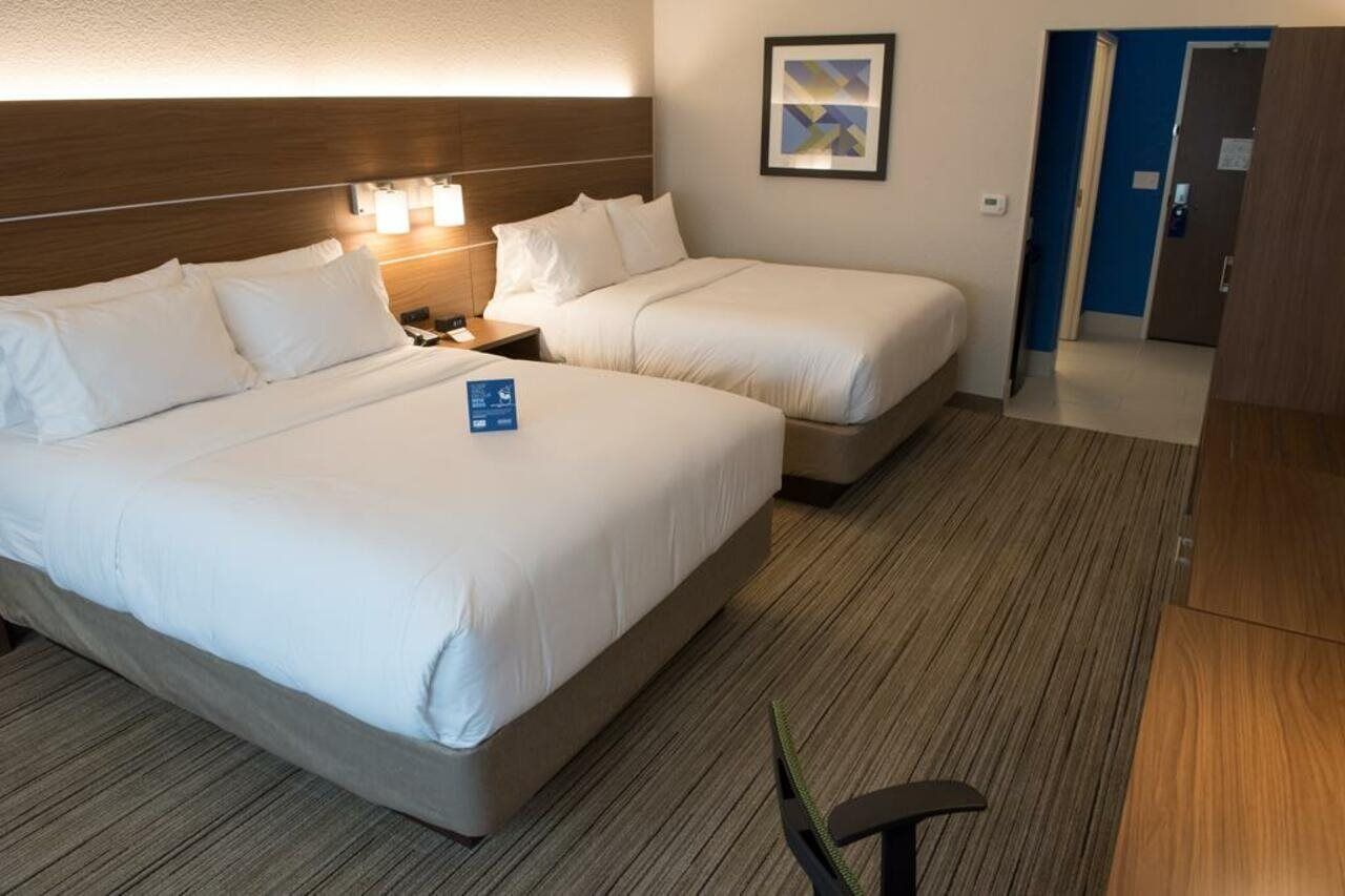 Holiday Inn Express & Suites - Warsaw - E Center By Ihg Εξωτερικό φωτογραφία
