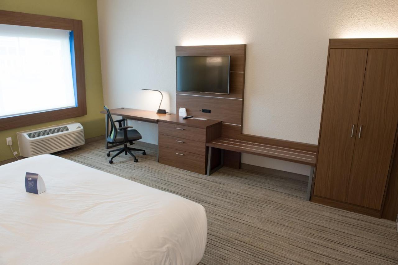 Holiday Inn Express & Suites - Warsaw - E Center By Ihg Εξωτερικό φωτογραφία