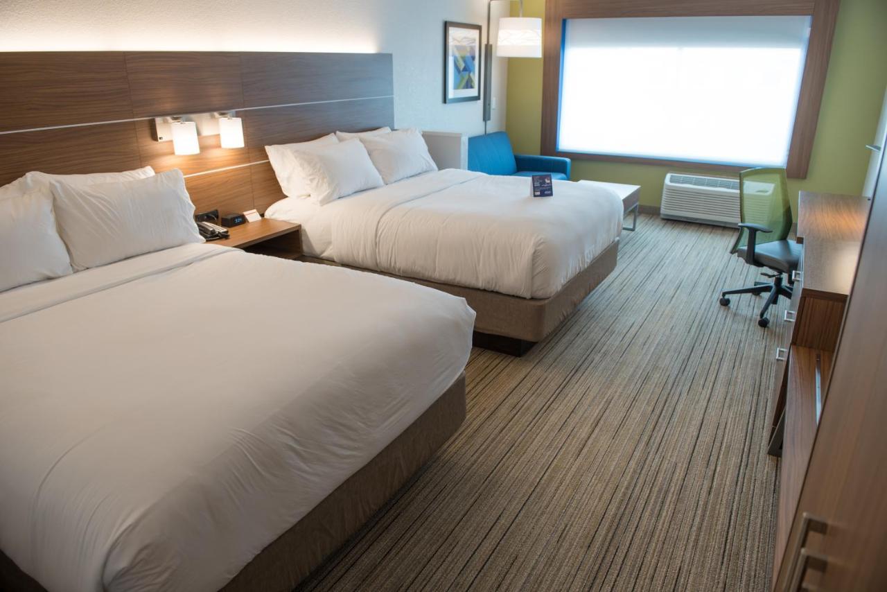 Holiday Inn Express & Suites - Warsaw - E Center By Ihg Εξωτερικό φωτογραφία