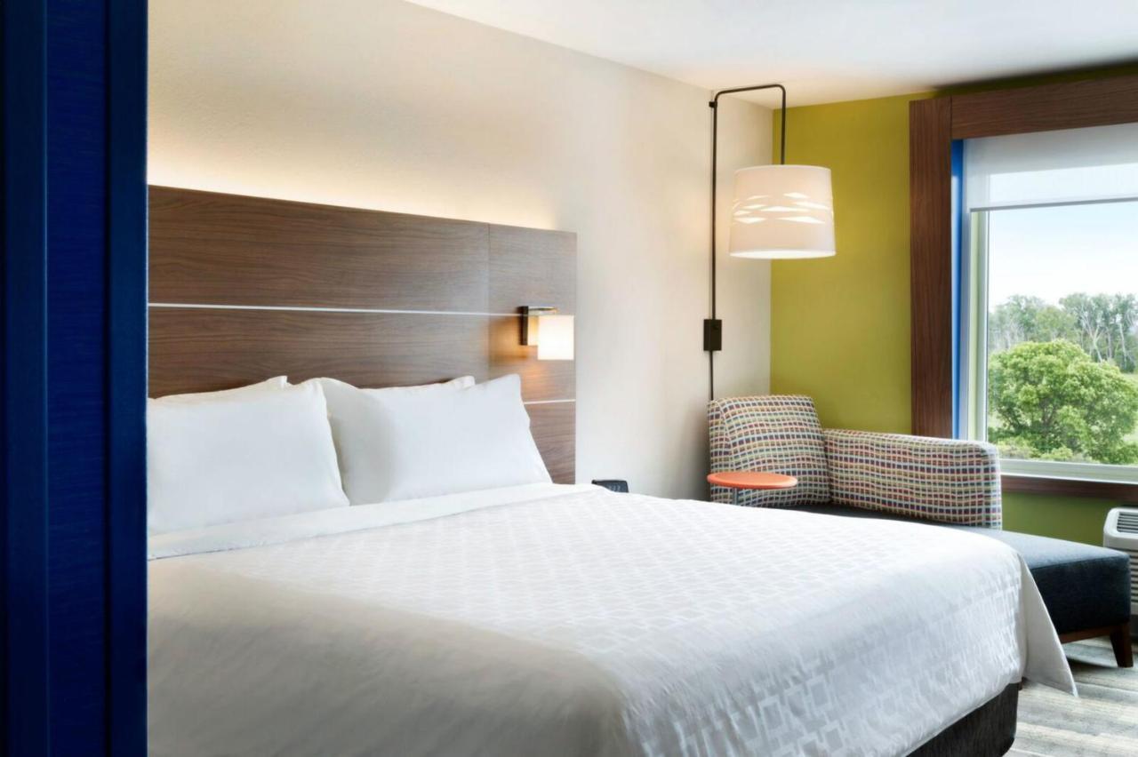 Holiday Inn Express & Suites - Warsaw - E Center By Ihg Εξωτερικό φωτογραφία
