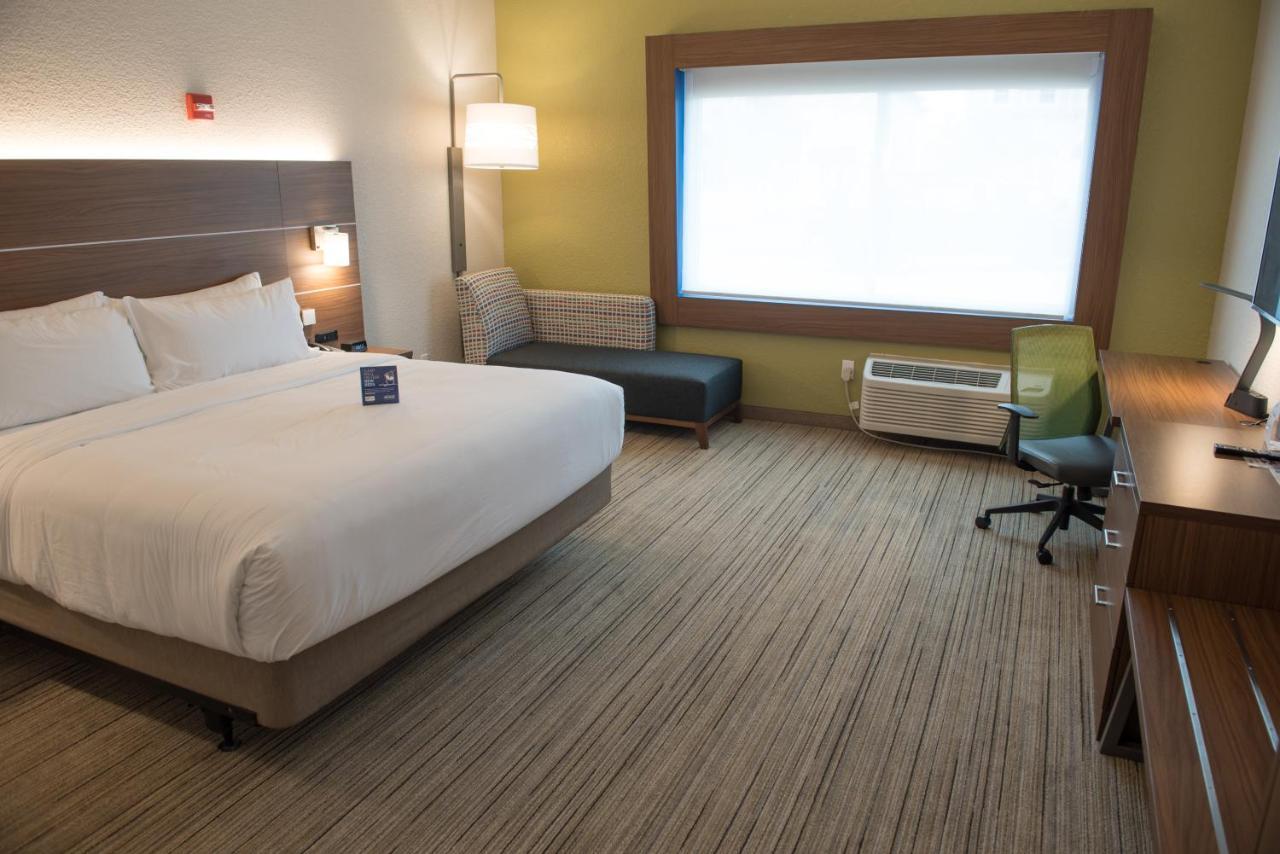 Holiday Inn Express & Suites - Warsaw - E Center By Ihg Εξωτερικό φωτογραφία